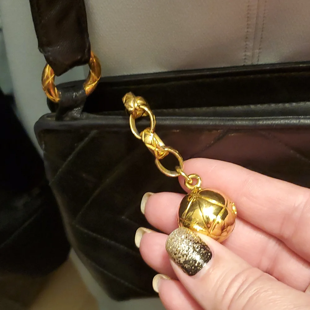 CHANEL Black Quilted Shoulder Bag - Picture 4 of 14